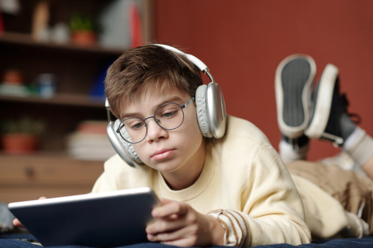 The Role of Audiobooks in Supporting Dyslexic Readers